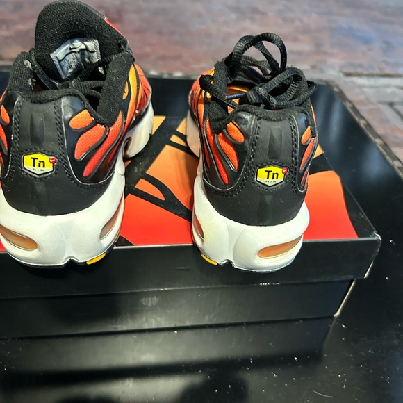 Nike Air Max Plus BV7426-001 Black Orange Red GS  Size 4Y - Picture 7 of 9